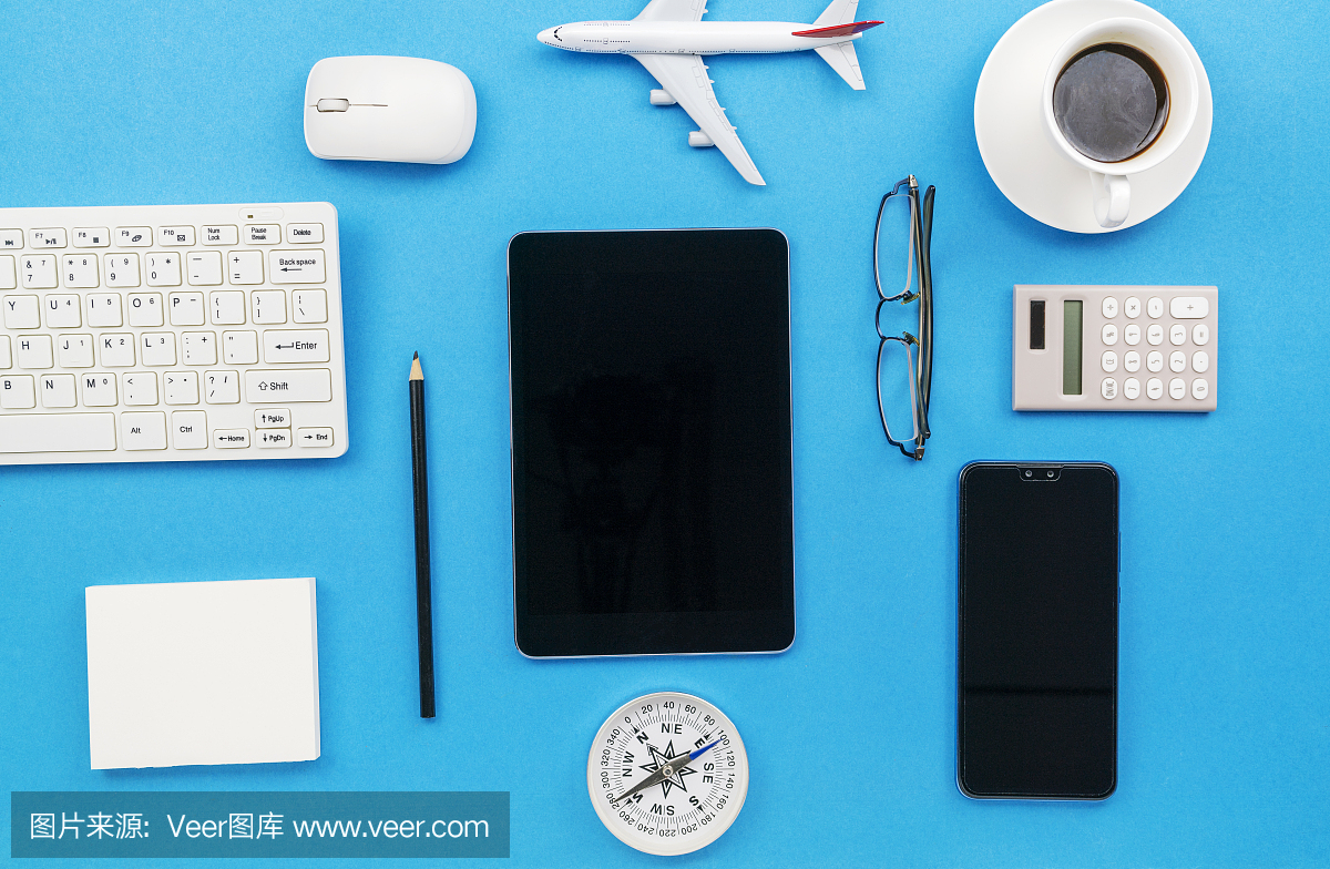 俯視圖的辦公室辦公桌桌子的業(yè)務(wù)工作場所和業(yè)務(wù)對象上的藍色背景